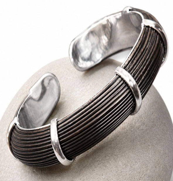 	Pulsera ancha media caña pelo de búfalo africano y plata de ley 925 - vista frontal