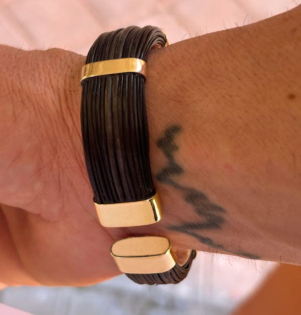 pulsera-ancha-plana-pelo-bufalo-con-2-cabezas-de-elefantes-en-oro-amarillo-18-kilates-foto-20
