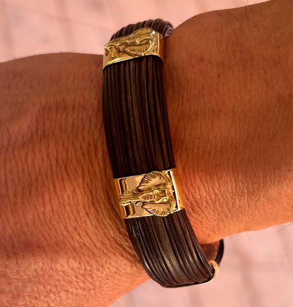 pulsera-ancha-plana-pelo-bufalo-con-2-cabezas-de-elefantes-en-oro-amarillo-18-kilates-foto-23
