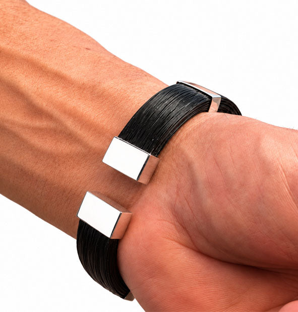 Pulsera Pelo Jirafa Ancha Recta 17mm con Cabezas de Jirafa detalle del cierre