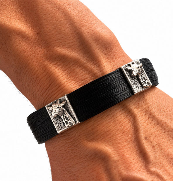 Pulsera Pelo Jirafa Ancha Recta 17mm con Cabezas de Jirafa detalle en la mano del modelo