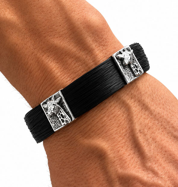 Pulsera Pelo Jirafa Ancha Recta 17mm con Cabezas de Jirafa detalle en la muñeca de lado