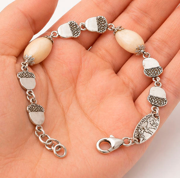 pulsera perlas de venado con eslabones bellotas encima de la mano