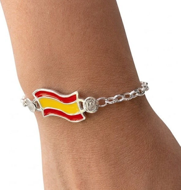 Pulsera Cadena Bandera de España Esmaltada en Plata 925 vista lateral en la muñeca