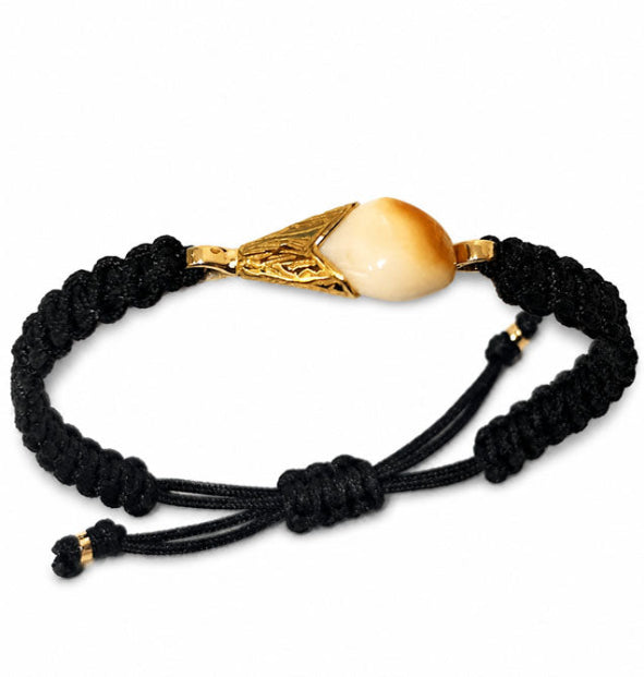 Pulsera Campanita Perla de Venado con Algodón y Oro 18 Kilates vista de pie