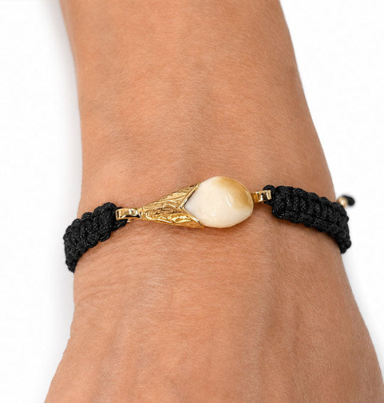 Pulsera Campanita Perla de Venado con Algodón y Oro 18 Kilates puesta en la muñeca vista frontal