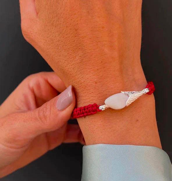 Pulsera campanita con perla de venado natural, algodón negro y plata de ley 925 ajustable – Joyas de Caza
