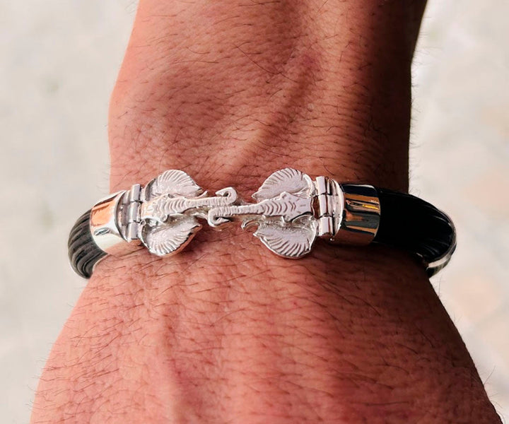 Pulsera de pelo de búfalo con cabezas de elefante en plata en la muñeca de un hombre elegante