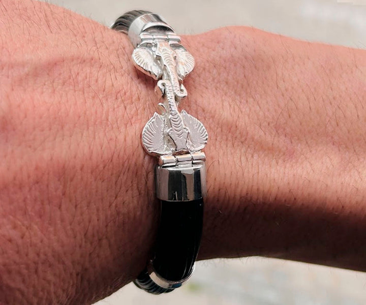 Detalle cabezas de elefante en plata de ley con pelo de búfalo africano