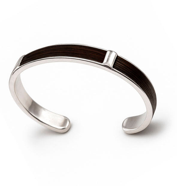 Detalle pulsera carril de plata de ley con pelo de búfalo textura natural