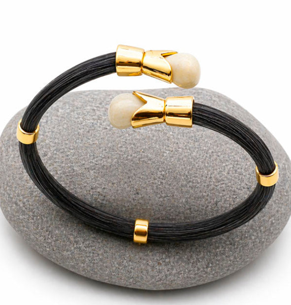 Pulsera Cruzada con Perla de Venado, Pelo de Búfalo Africano y Oro 18K | Joyas de Caza