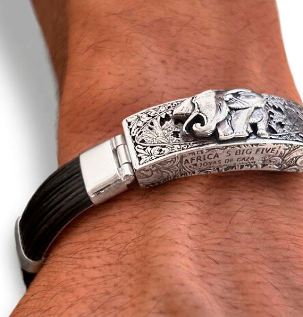 Pulsera Elefante en Sabana Modelo Almendrado con Pelo de Búfalo y Plata de Ley 925 puesta en la muñeca