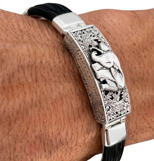 Pulsera Elefante en Sabana Modelo Almendrado con Pelo de Búfalo y Plata de Ley 925 puesta en la muñeca vista lateral