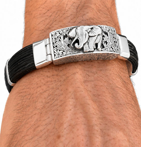 Pulsera Elefante en Sabana Modelo Almendrado | Pelo de Búfalo y Plata de Ley vista frontal en la mano del modelo
