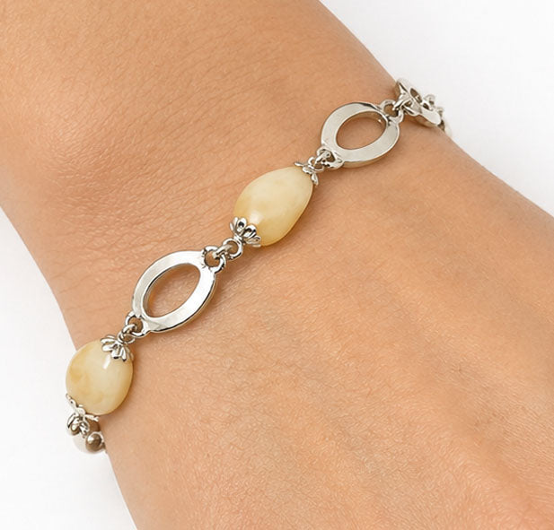 Pulsera cinegética de perlas de venado y eslabones de plata vista lateral joya unisex hecha a mano