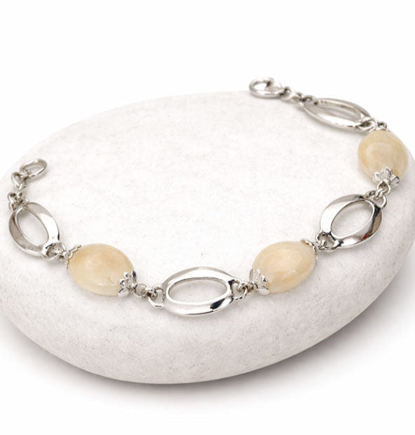 Pulsera de eslabones en plata de ley 925 con tres perlas de venado naturales ovaladas – joya artesanal Joyas de Caza