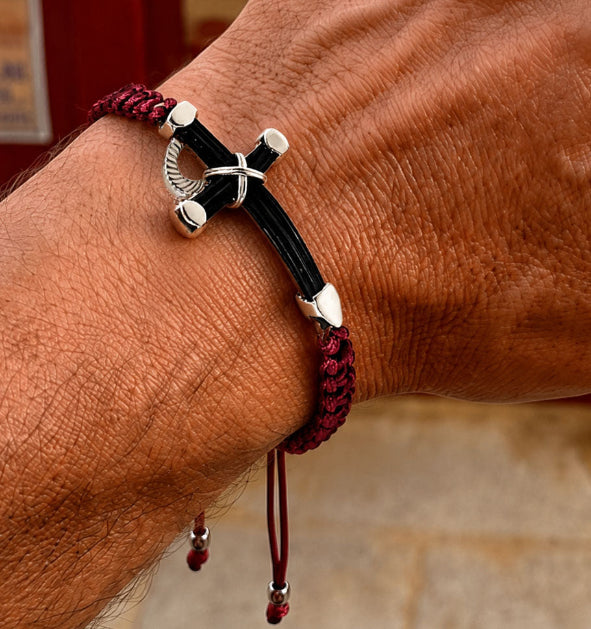 pulsera estoque taurino con pelo de bufalo y plata de ley atado con trenza algodon en la mano del hombre
