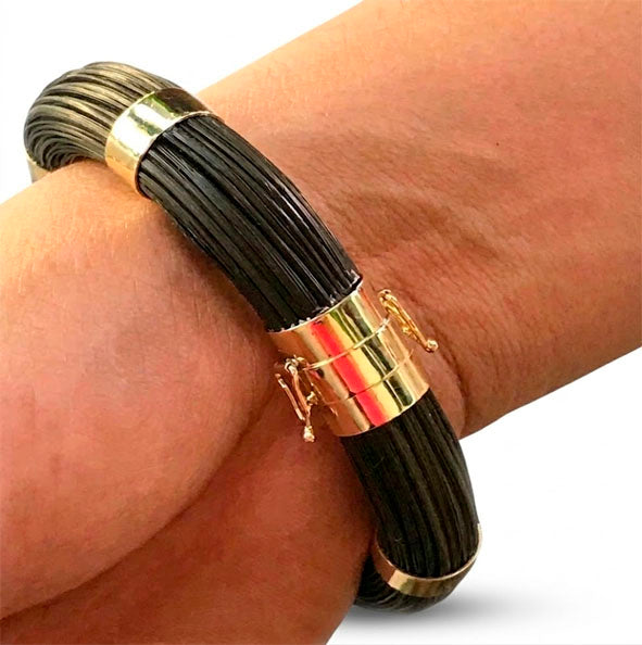 Pulsera Gruesa Tubo Redondo de Pelo de Búfalo 14mm con Oro Amarillo 18 Kilates
