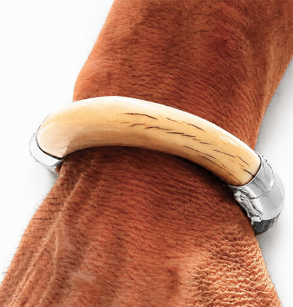 Pulsera Rígida de Hueso y Pelo de Búfalo con Plata de Ley en la muñeca detalle del hueso