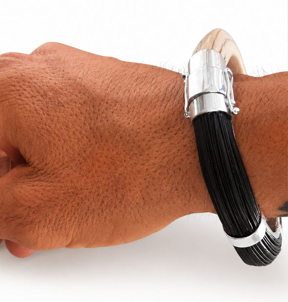 Pulsera Rígida de Hueso y Pelo de Búfalo con Plata de Ley en la muñeca detalle de la combinación de pelo y hueso