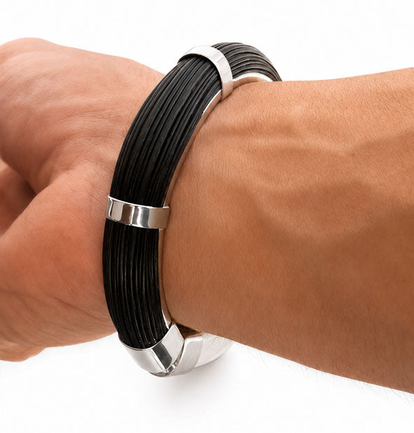 Pulsera Rígida de Hueso y Pelo de Búfalo con Plata de Ley en la muñeca detalle del pelo 