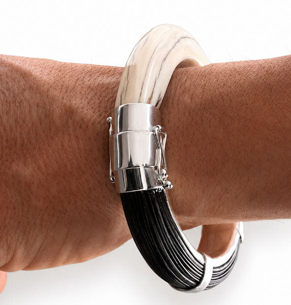 Pulsera Rígida de Hueso y Pelo de Búfalo con Plata de Ley en la muñeca detalle del cierre
