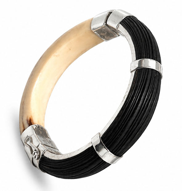 Pulsera Rígida de Hueso y Pelo de Búfalo con Plata de Ley sobre un fondo blanco con el detalle del hueso y el pelo y el cierre