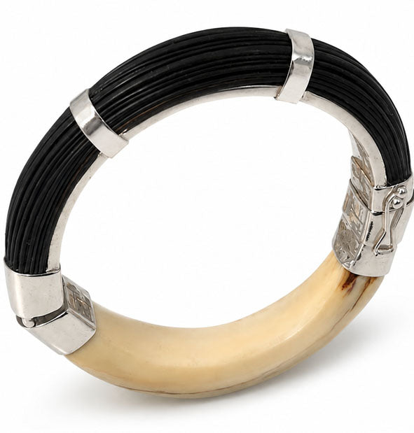 Pulsera Rígida de Hueso y Pelo de Búfalo con Plata de Ley sobre un fondo blanco con el detalle del hueso y el pelo y el cierre vista lateral
