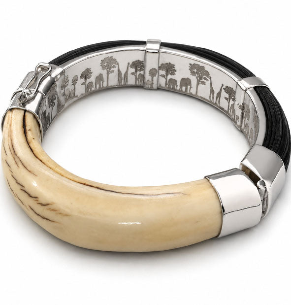 Pulsera Rígida de Hueso y Pelo de Búfalo con Plata de Ley sobre un fondo blanco con el detalle del hueso y el pelo y el cierre vista desde arriba