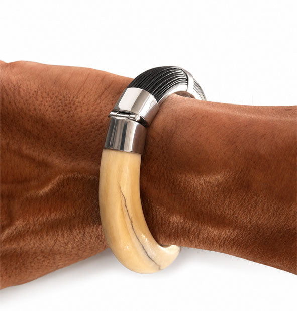 Pulsera Rígida de Hueso y Pelo de Búfalo con Plata de Ley en la muñeca detalle de las bisagras de union
