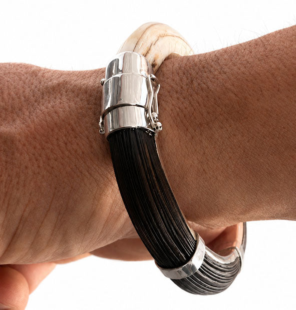 Pulsera Rígida de Hueso y Pelo de Búfalo con Plata de Ley en la muñeca detalle del cierre con la combinación 