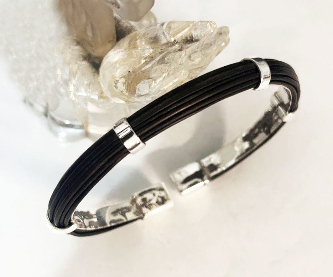 pulsera media caña con pelo de bufalo y plata  en 7 mms ancho