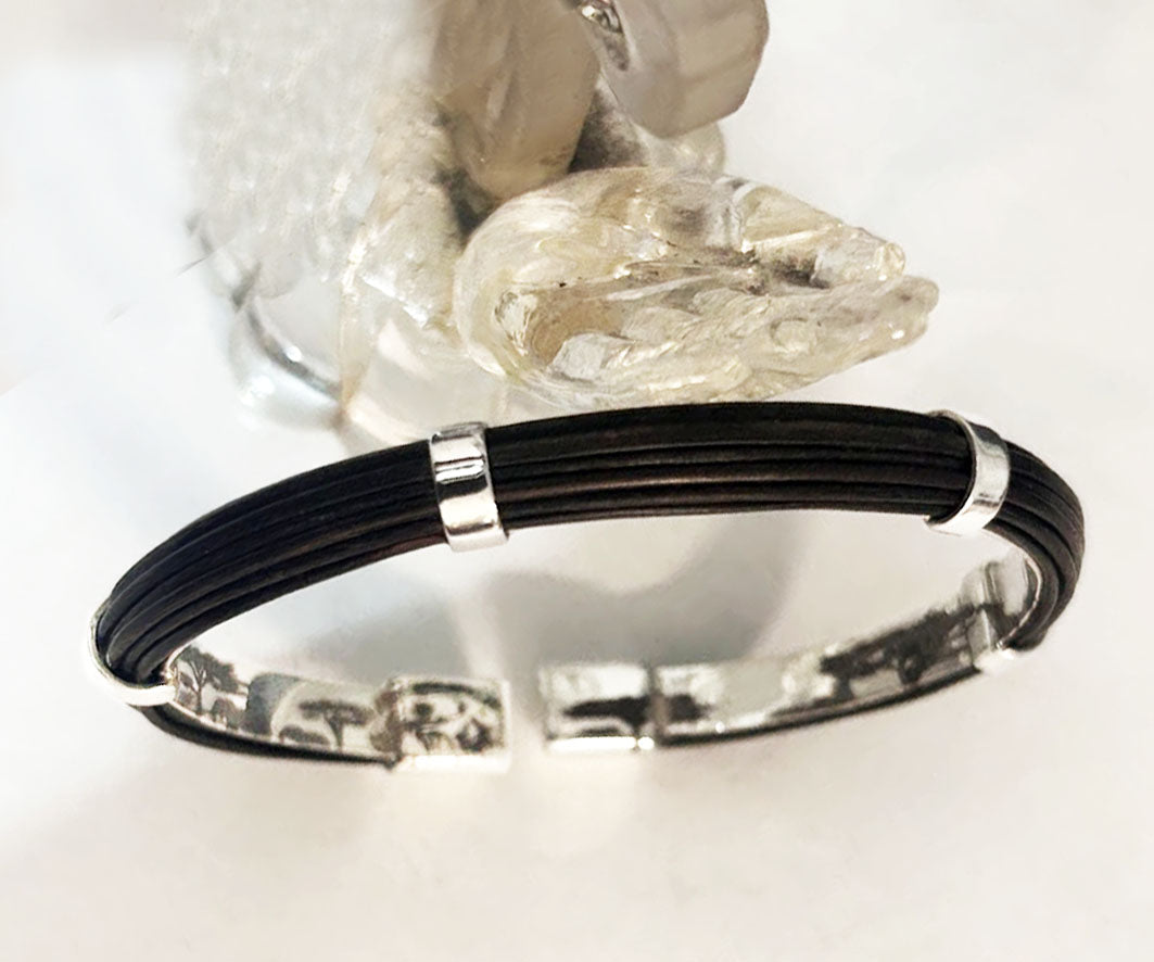 pulsera media caña con pelo de bufalo y plata  en 7 mms ancho