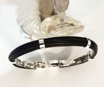 pulsera media caña con pelo de bufalo y plata  en 7 mms ancho