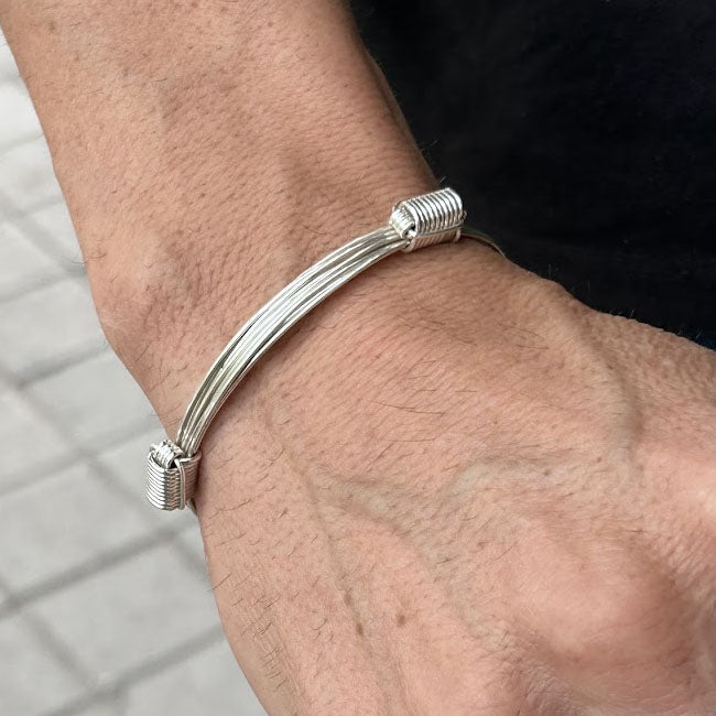 Pulsera ajustable nudos corredizos 4 hilos plata de ley en muñeca