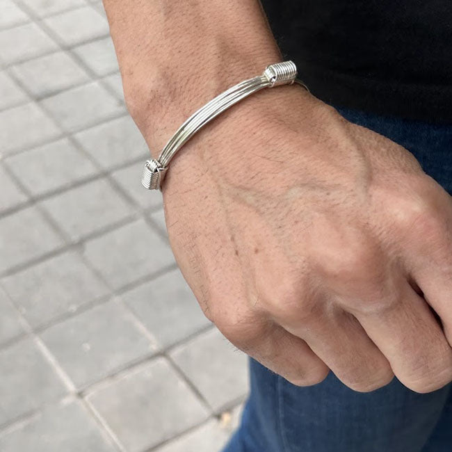 Detalle nudo corredizo pulsera 4 hilos plata 925 hecha a mano en madrid