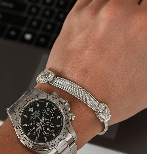 Pulsera ajustable nudos corredizos 7 hilos plata de ley en muñeca