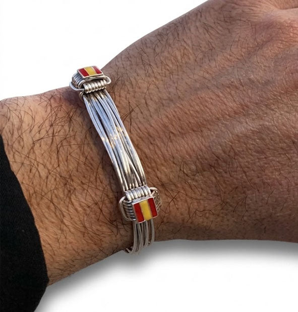 Pulsera Nudos Corredizos 7 Hilos con Bandera de España en Plata de Ley vista puesta en la mano del modelo