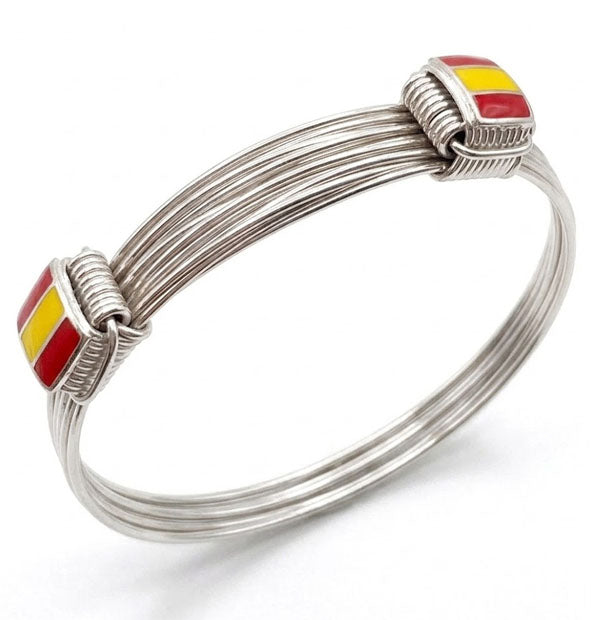 pulsera nudos corredizos con bandera españa en plata de ley 9 hilos vista de pie con su fondo blanco