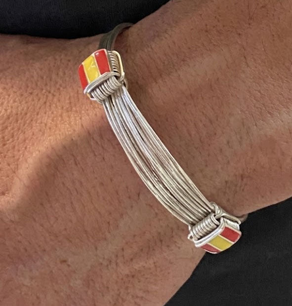 pulsera nudos corredizos con bandera españa en plata de ley vista lateral 9 hilos de joyas de caza madrid
