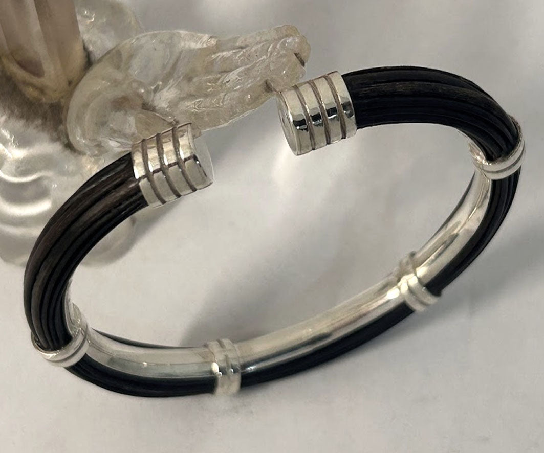 pulsera-pelo-bufalo-tubo-redondo-7-mms-asas-dobles-abierto-con-plata-foto-13