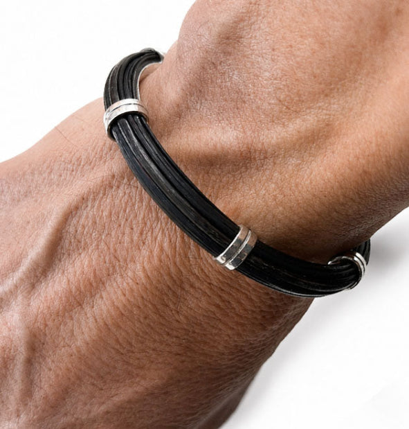 Pulsera Pelo Búfalo Tubo Redondo 7mm Asas Dobles con Plata de Ley  vista en la muñeca lateral