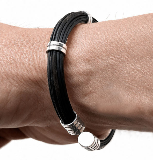 Pulsera Pelo Búfalo Tubo Redondo 7mm Asas Dobles con Plata de Ley  vista las puntas del cierre en la muñeca