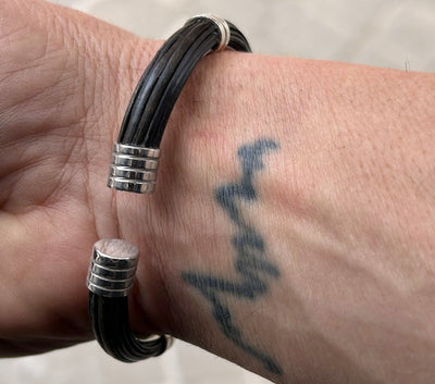 pulsera-pelo-bufalo-tubo-redondo-7-mms-asas-dobles-abierto-con-plata-foto-4