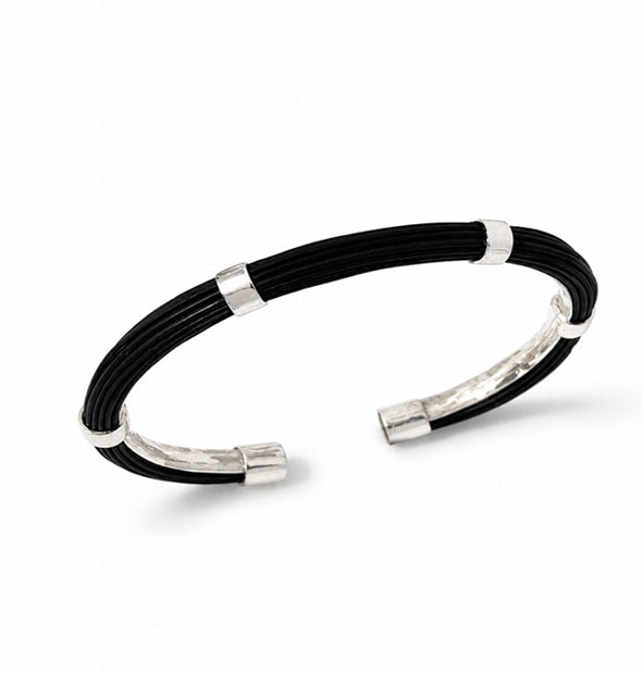 pulsera fina tubo abierto pelo de bufalo vista frontal con fondo blanco