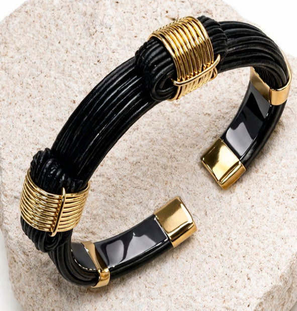 pulsera plana pelo bufalo con 2 nudos atados en oro 18 kilates y base plata