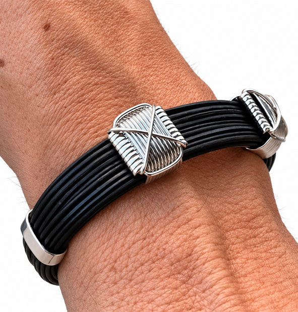 Pulsera Plana Pelo de Búfalo con Nudos Africanos en Plata 925 | 12 mm | vista en la muñeca