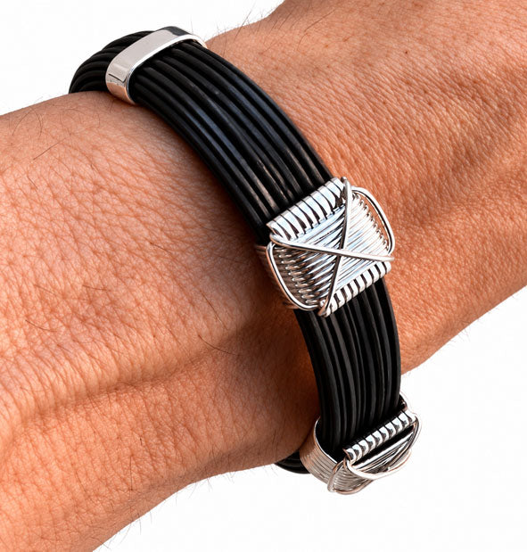 Pulsera Plana Pelo de Búfalo con Nudos Africanos en Plata 925 | 12 mm | vista en la muñeca los nudos