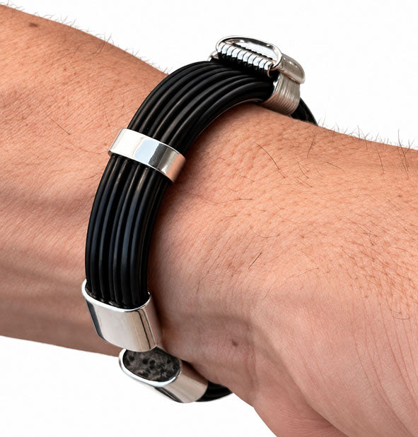 Pulsera Plana Pelo de Búfalo con Nudos Africanos en Plata 925 | 12 mm | vista en la muñeca vista del cierre
