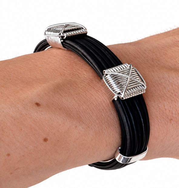 Pulsera Plana Pelo de Búfalo con Nudos Africanos en Plata 925 | 12 mm | vista en la muñeca lateral